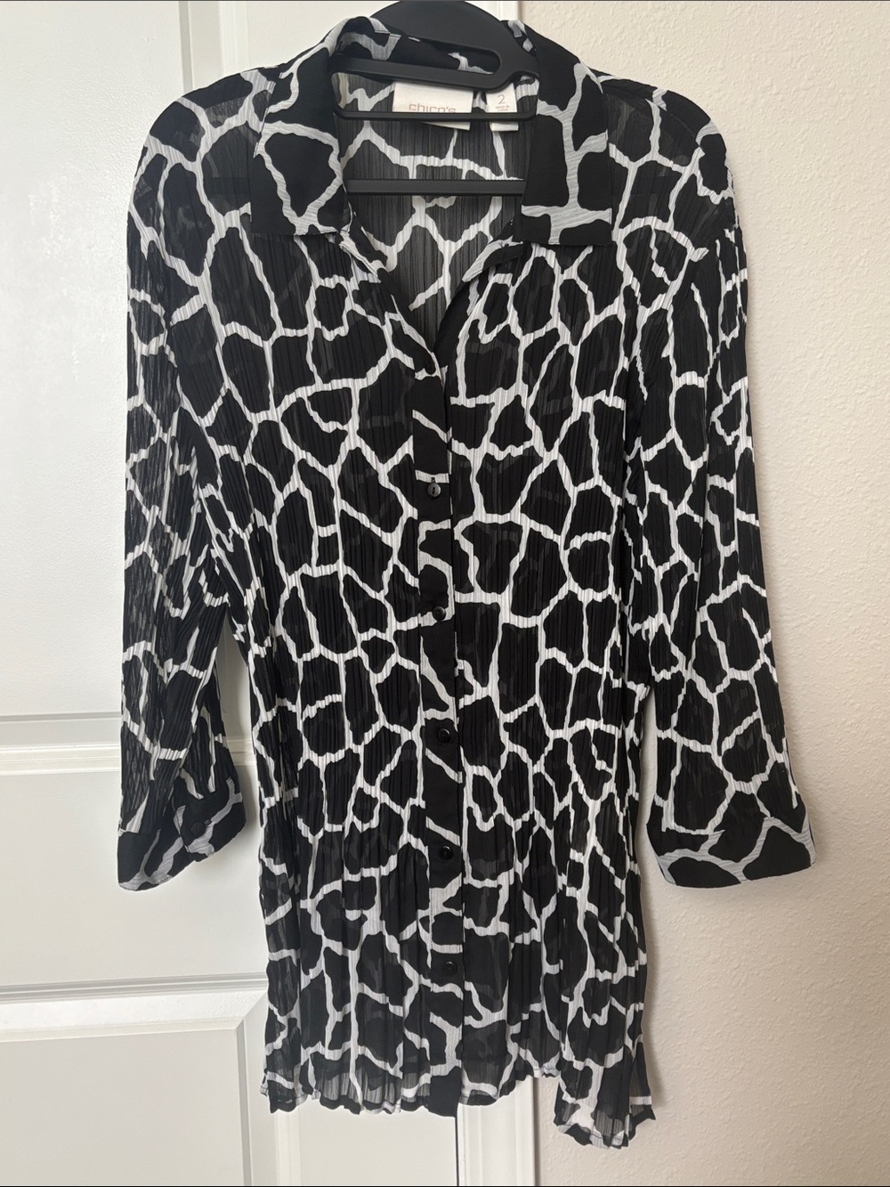 Black & White Giraffe-Print Button-Up Blouse Sheer Geometric Pleated 2